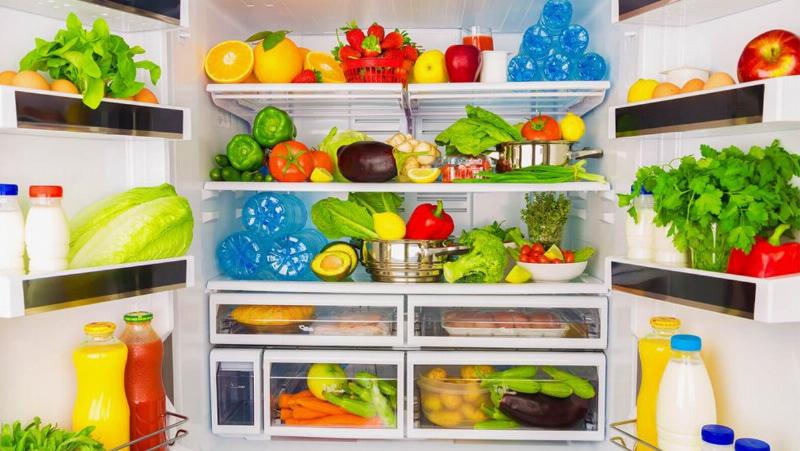 Hình ảnh một bàn ăn ngày Tết với các món ăn được bảo quản trong hộp tái sử dụng, gợi ý giảm lãng phí thực phẩm